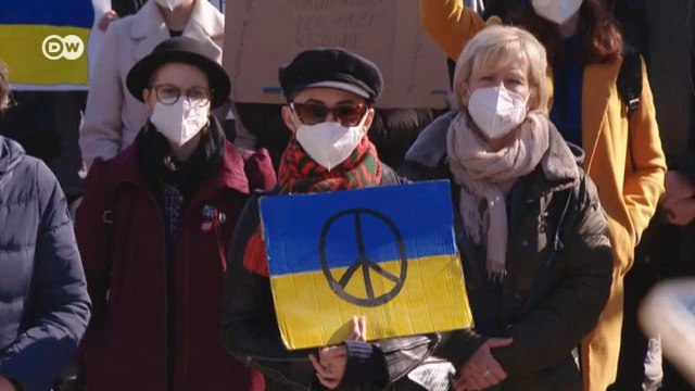 Солидарность с украинцами: у посольства РФ в Берлине не стихают протесты против политики Кремля (08.03.2022)