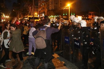 ANTALYA'DA 'FEMİNİST GECE YÜRÜYÜŞÜ'NE POLİS MÜDAHALESİ: 30 GÖZALTI