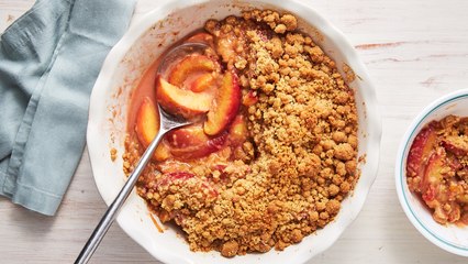 This Is The Perfect Peach Crumble For Summer