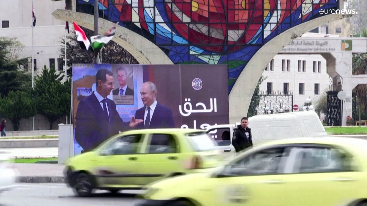 شاهد: لافتات دعم سوري للغزو الروسي لأوكرانيا في...