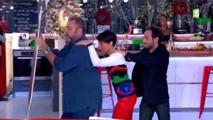 Download Video: Zapping du 11/12 : Patrick Cohen entraîne Alessandra Sublet dans une chenille