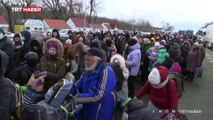 Yüz binlerce Ukraynalı Romanya sınırına akın ediyor