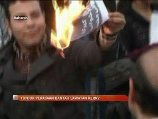 Tunjuk perasaan bantah lawatan John Kerry
