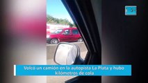 Volcó un camión en la autopista La Plata y hubo kilómetros de cola