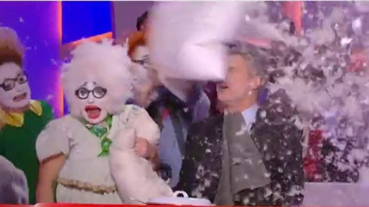 Zapping du 26/11 : bataille d'oreillers dans Le Grand journal !