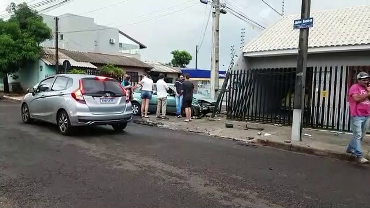 Focus e Strada se envolvem em grave colisão no Bairro Pioneiros Catarinenses