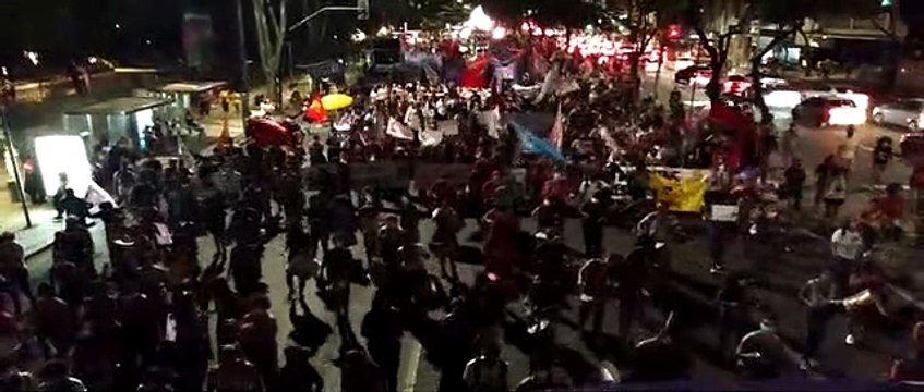 Centenas de mulheres saem em marcha pelas ruas Centro de BH