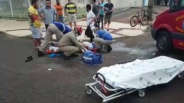 Rapaz de 22 anos fica ferido após colisão entre carro e moto na Av. Carlos Gomes, em Cascavel