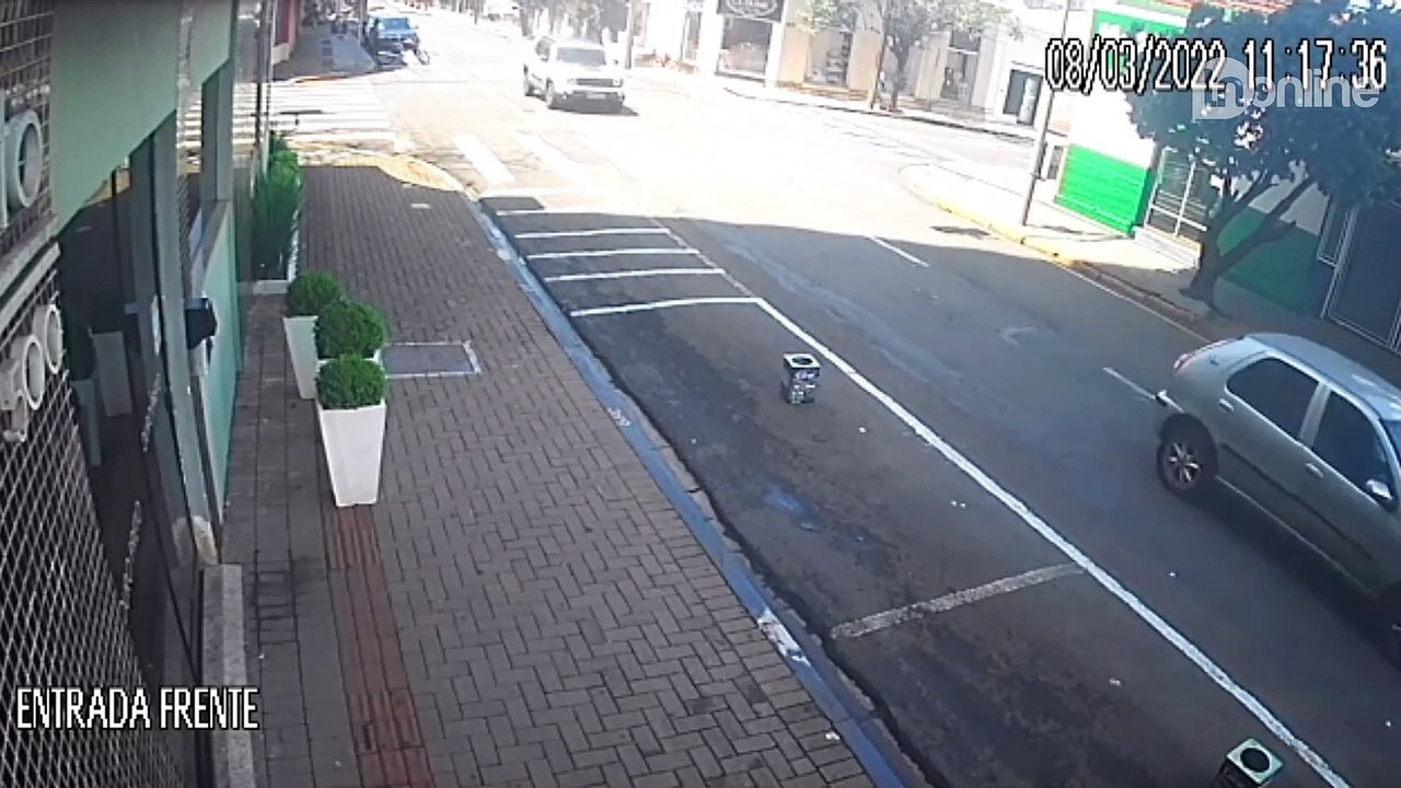 Câmera flagra acidente em Arapongas