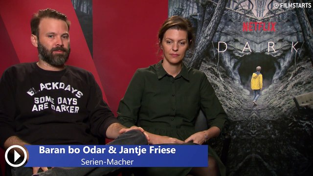 FILMSTARTS-Interview zu Dark mit Baran bo Odar, Jantje Friese, Oliver Masucci, Karoline Eichhorn, Louis Hofmann, Lisa Vicari, Jördis Triebel und Maja Schöne (FILMSTARTS-Original)
