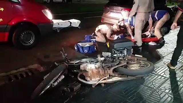 Após grave colisão, motociclista sofre dupla fratura na perna