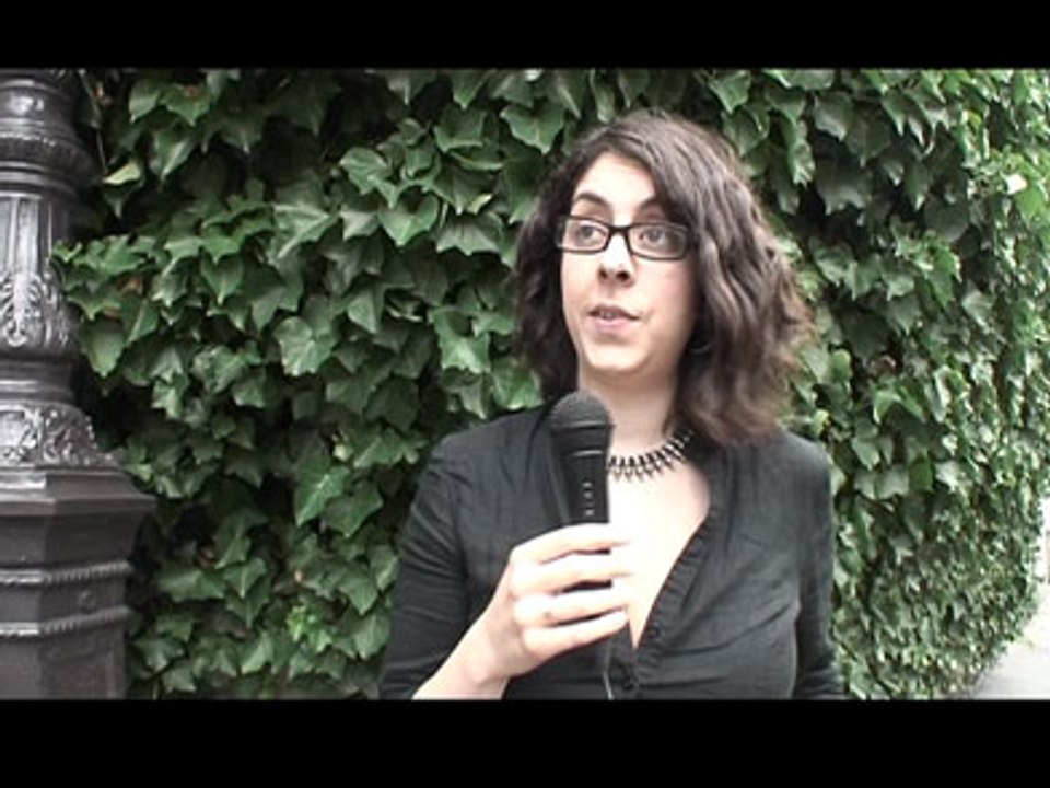 INTERVIEW : Julie Manoukian : « J’ai du mal à voir mon père au travers des yeux de ceux qui le trouvent beau gosse ou charmeur ! »