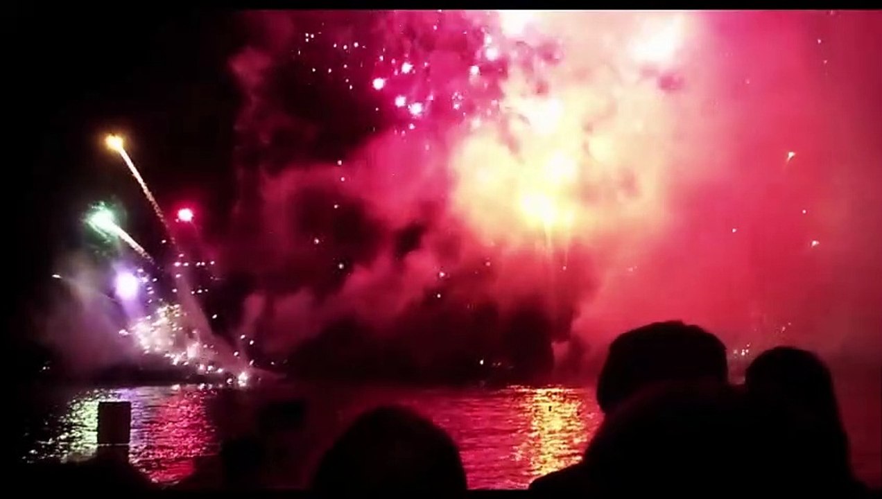 Männer zeigen Filme & Frauen ihre Brüste Trailer DF