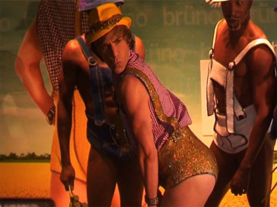 VIDEO PUBLIC : Brüno (Sacha Baron Cohen) fait son show à Paris !