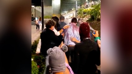 tn7-Eli Feinzaig fue bañado con pintura durante marcha-080322