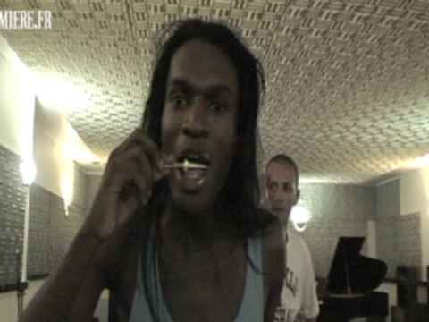 Fx de Secret Story 3 : Je suis un artiste : je m’habille, je danse et maintenant je chante !