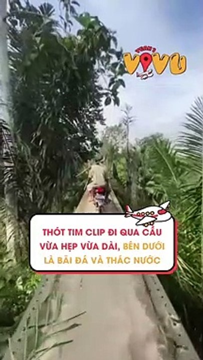 Thót tim clip đi qua cầu vừa hẹp vừa dài, bên dưới là bãi đá và thác nước