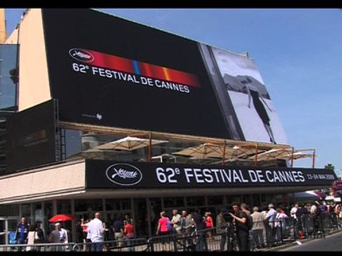 VIDEO PUBLIC : Spécial Cannes 2009 avec Cindy Fabre Trop contente de monter les marches et Pierre Sarkozy près d’Aishwarya Rai à la soirée...