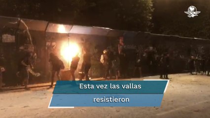 Tras ocho horas de intentos para derribarlo, muro de vallas no cae