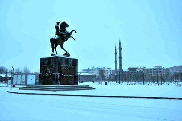 Kars'ta kar yağışı etkili oluyor