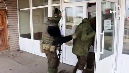 Rus askerleri, Ukrayna'daki televizyon kanallarını ve radyoları ele geçirmeye başladı