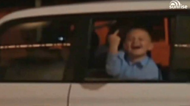 Un enfant fait un doigt d’honneur à une journaliste en plein direct !