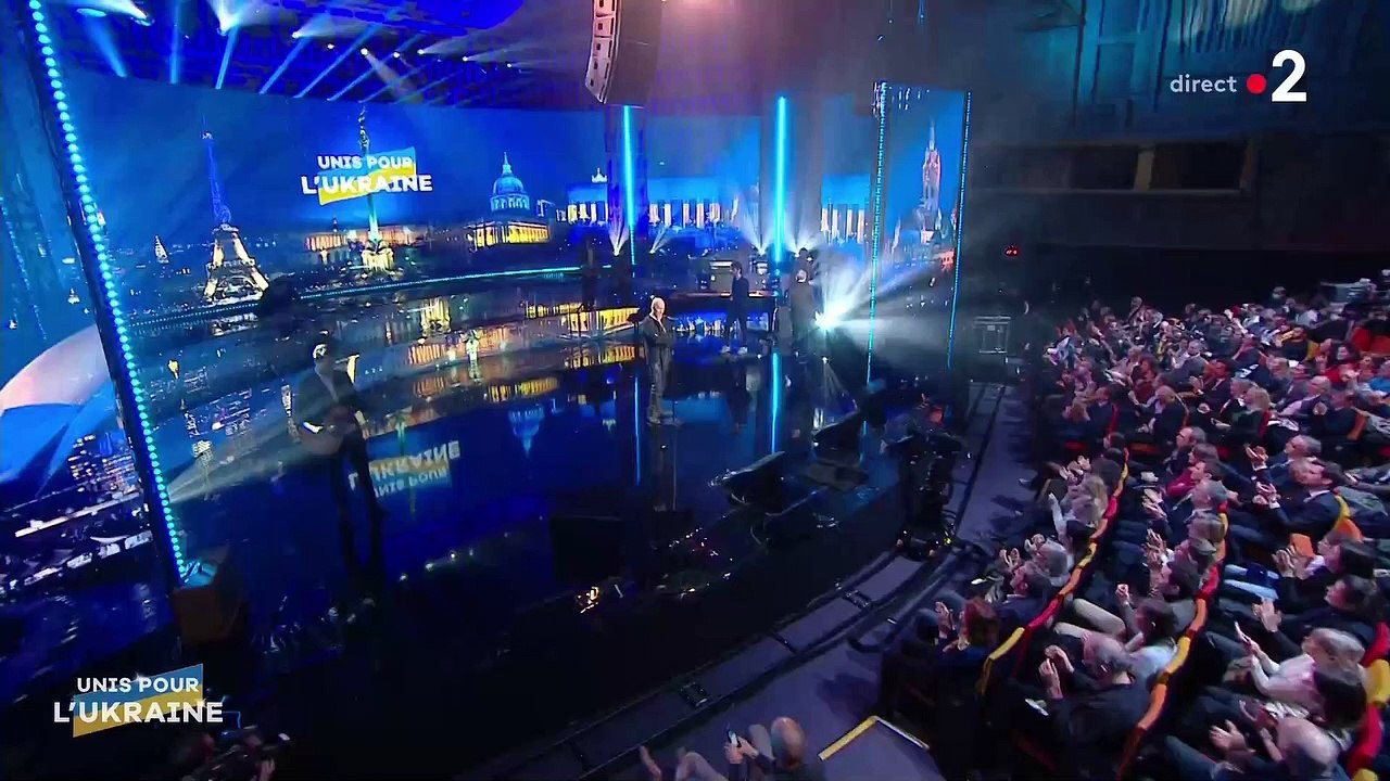 Florent Pagny remonte sur scène pour la première fois depuis l'annonce de son combat contre la cancer: Crâne rasé, il chante en solidarité avec l'Ukraine