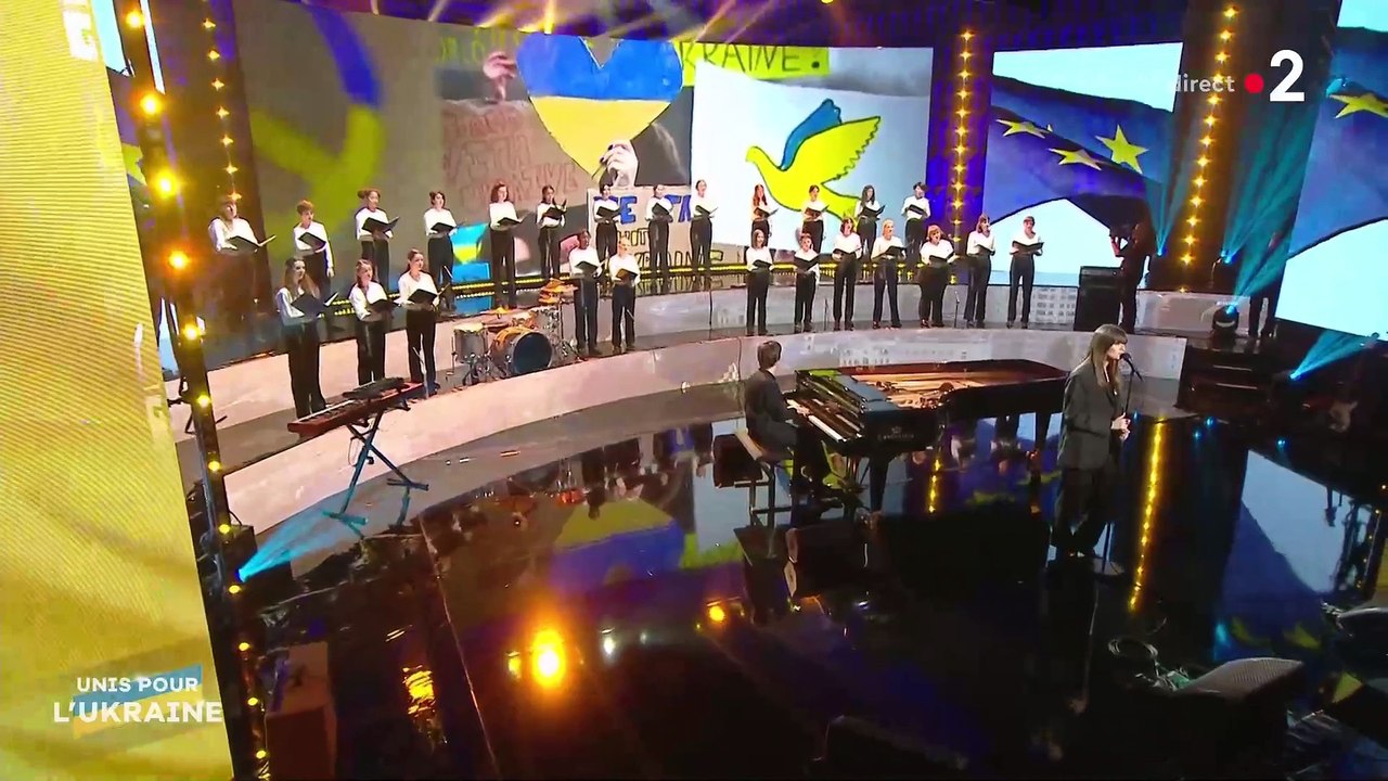 Guerre en Ukraine - En signe de solidarité, les chanteurs français étaient réunis hier soir sur France 2 pour interpréter "Imagine" emmenés par Clara Luciani