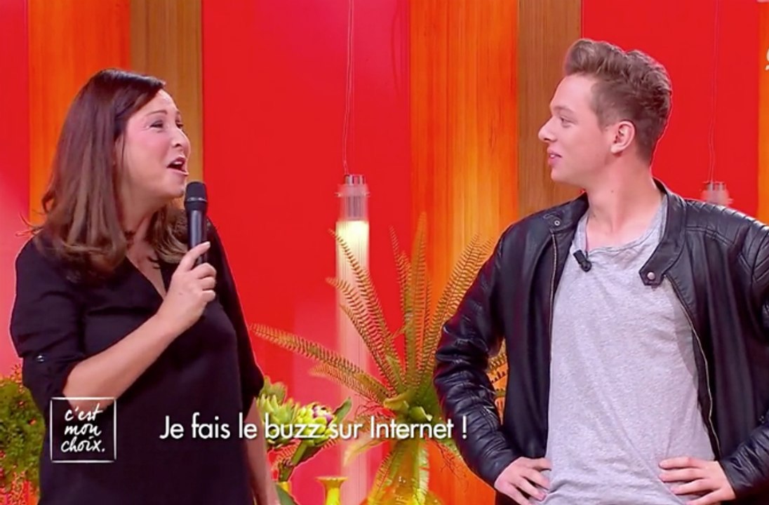 Évelyne Thomas embrasse un invité de C'est mon choix (Chérie 25)