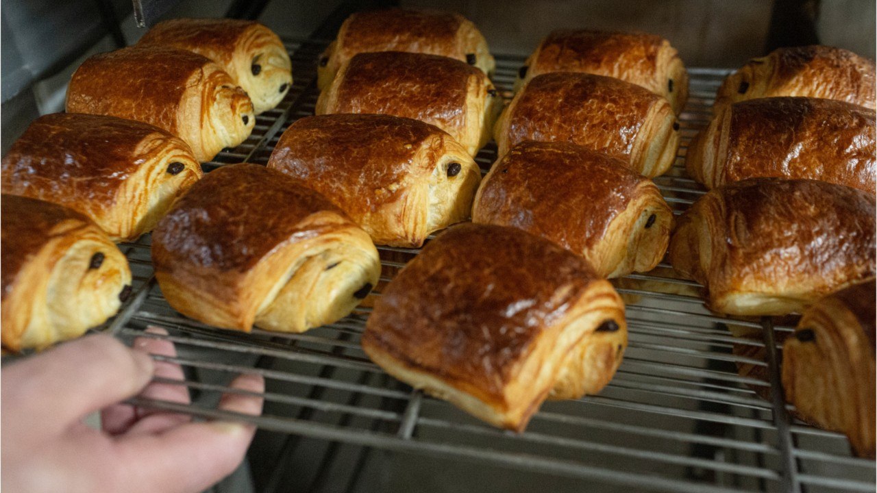 Dans cette boulangerie, "pain au chocolat" et "chocolatine" ne sont pas affichés au même prix