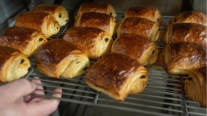 Dans cette boulangerie, "pain au chocolat" et "chocolatine" ne sont pas affichés au même prix