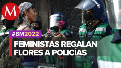 Manifestantes regalan flores a policías de SSC