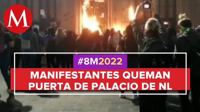 Manifestantes entran por la fuerza a Palacio de Gobierno de NL; queman puerta y rompen vidrios