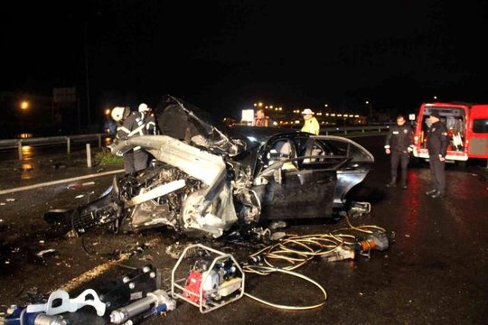 Lüks otomobil hurdaya döndü: 2 yaralı