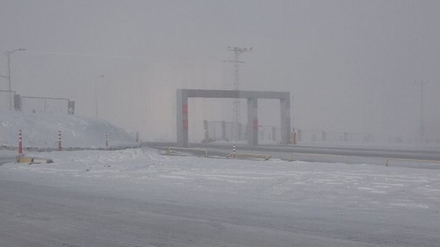 Termometrelerin eksi 18 dereceyi gösterdiği Göle dondu