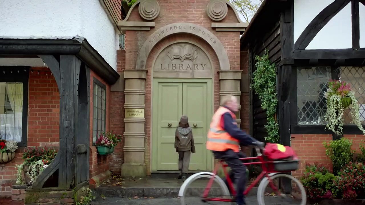 Molly Moon Trailer (2) OV