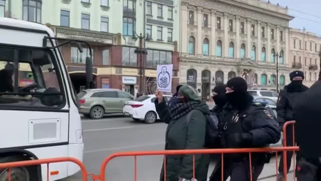 Detenciones y represión durante las manifestaciones del 8M en el mundo