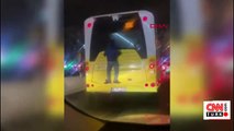 Beyoğlu'nda İETT otobüsünün arkasında 'örümcek adam' yolculuğu
