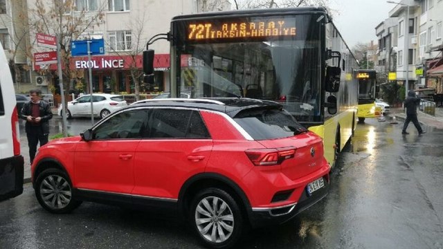 Bakırköy’de İETT otobüsü çarptığı otomobili önünde sürükledi