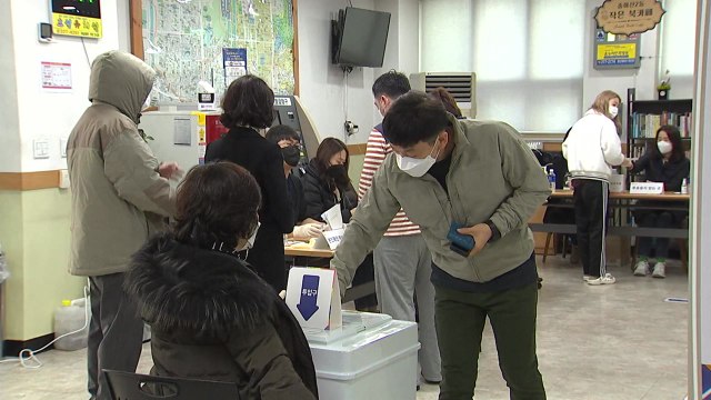 전남 오후 4시 합산 투표율 77.3% '전국 최고'...소중한 한 표 행렬 / YTN