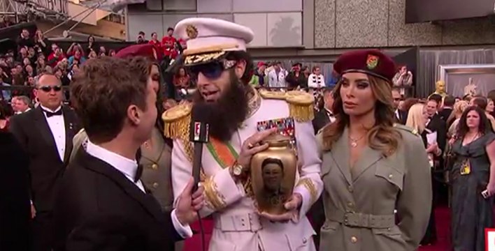Sacha Baron Cohen sur le tapis rouge des Oscars 2012