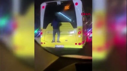Otobüse 'örümcek adam' gibi sarılarak yolculuk etti!