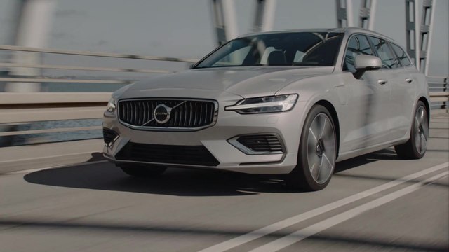 2023 Volvo V60 Recharge T8 in Silver Dawn Driving Video