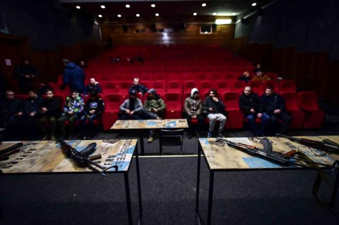 Ukraynalı siviller sinema salonunda silah eğitimi alıyor