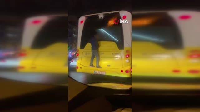 Görenleri hayrete düşüren görüntü... İETT otobüsünün arkasına Örümcek Adam gibi asılarak yolculuk etti