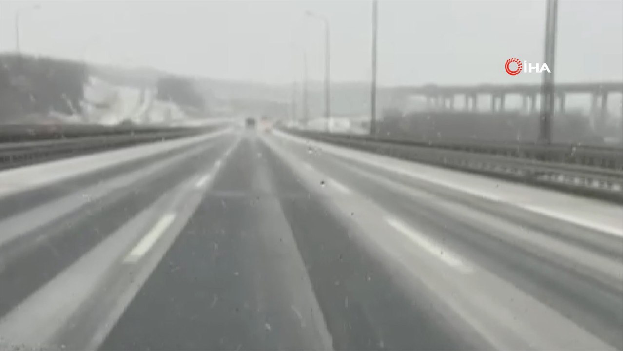 İstanbul Havalimanı D20 Karayolu'nda kar yağışı