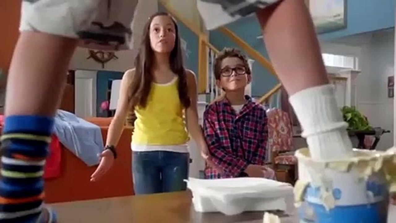 Mittendrin und kein Entkommen Trailer (2) OV