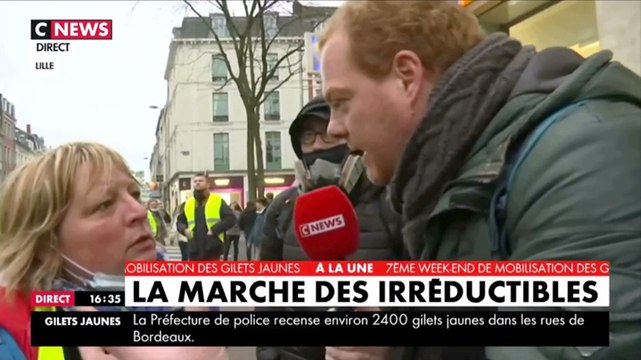 Un journaliste de CNews interrompu par des gilets jaunes