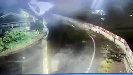 ผงะ! เร่งหาตัวหนุ่มขี่ จยย.ล้ม แต่ "หายตัวล่องหน" กล้องวงจรปิดจับภาพไม่ได้