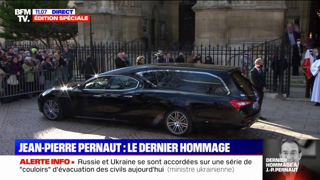 Obsèques de Jean-Pierre Pernaut: le convoi funéraire arrive sous les applaudissements à la basilique Sainte-Clotilde